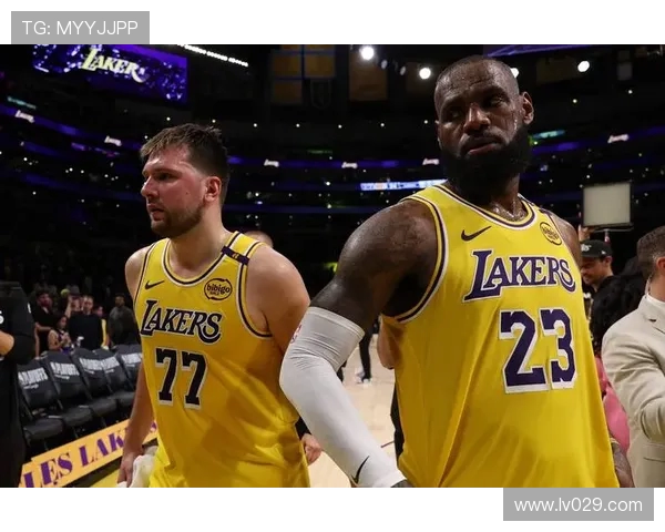 原创没有东契奇和詹姆斯的湖人，一节崩盘，里夫斯的弱点暴露出来